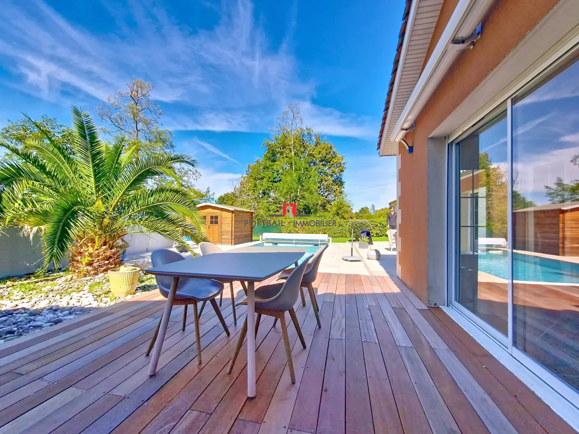 Exterior photo 4
