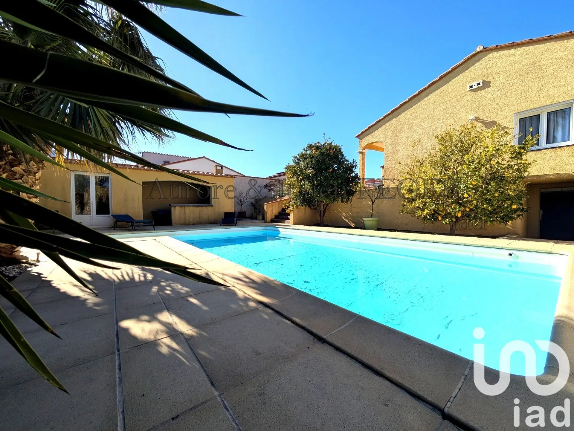 Exterior photo 6