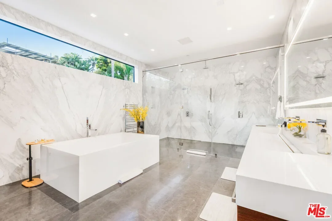 9410 Sierra Mar Pl, Los Angeles, California, United States. - Photo 2