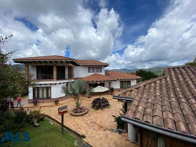 AMPLIA Y HERMOSA CASA CAMPESTRE A LA VENTA