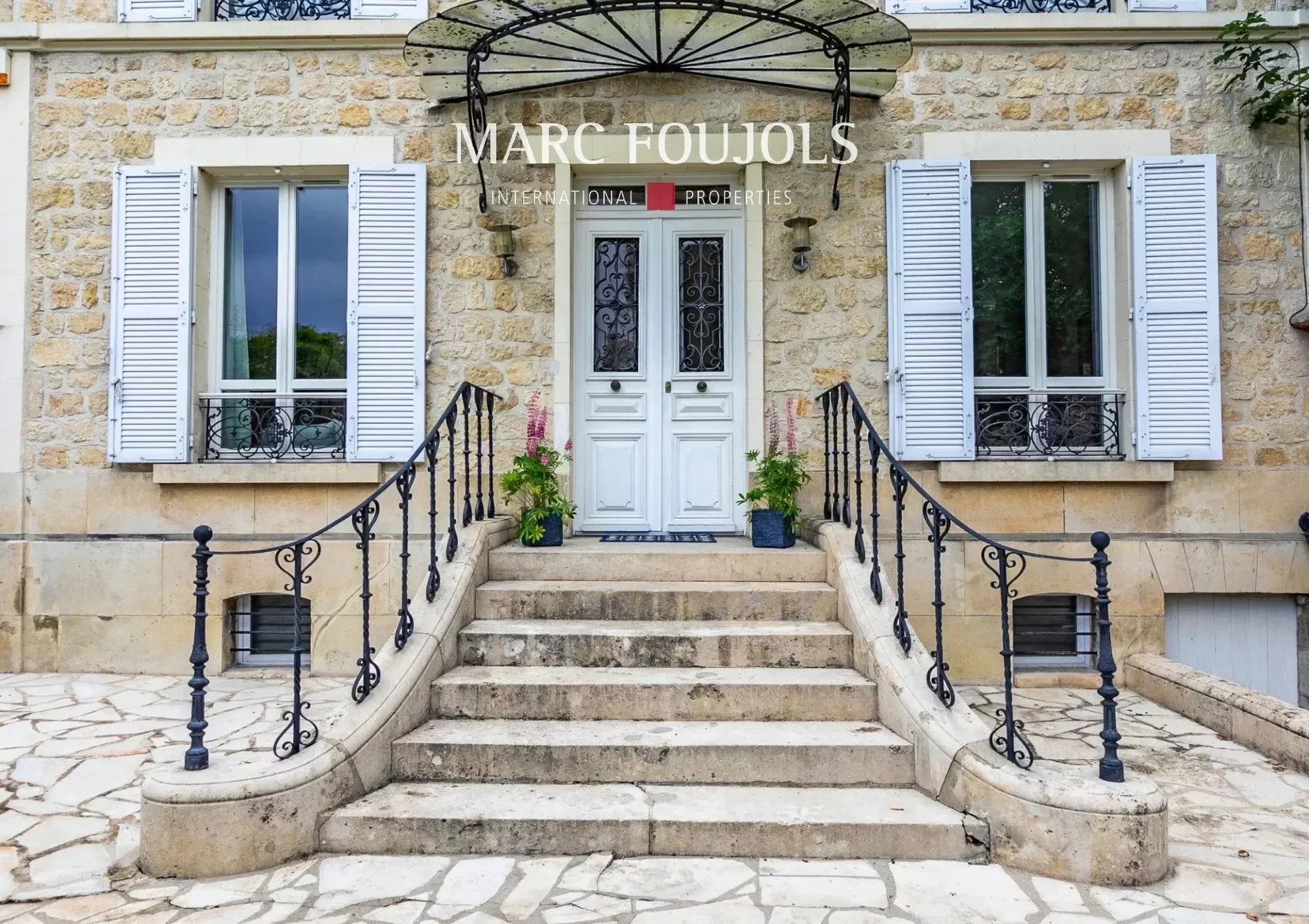 Exterior photo 2