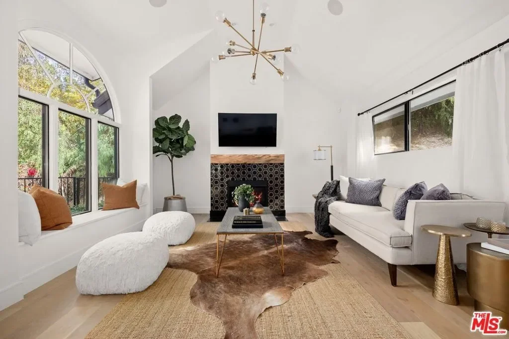 16881 Oak View Drive, Los Angeles, California, United States. - Photo 9