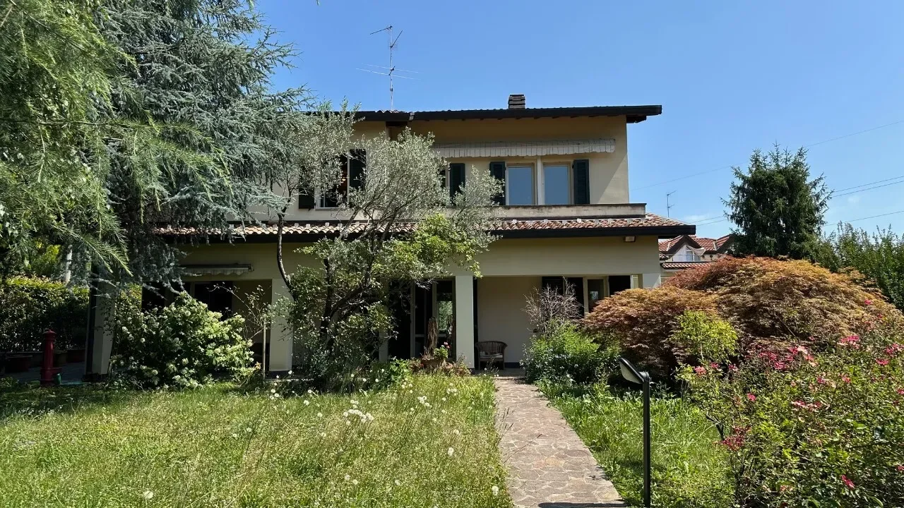 Mozzo, Lombardy, Italy. - Photo 5