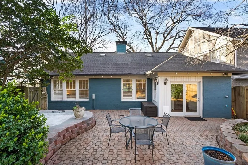 Exterior photo 3