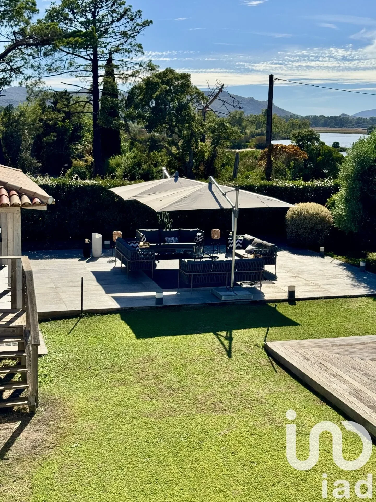 Exterior photo 4