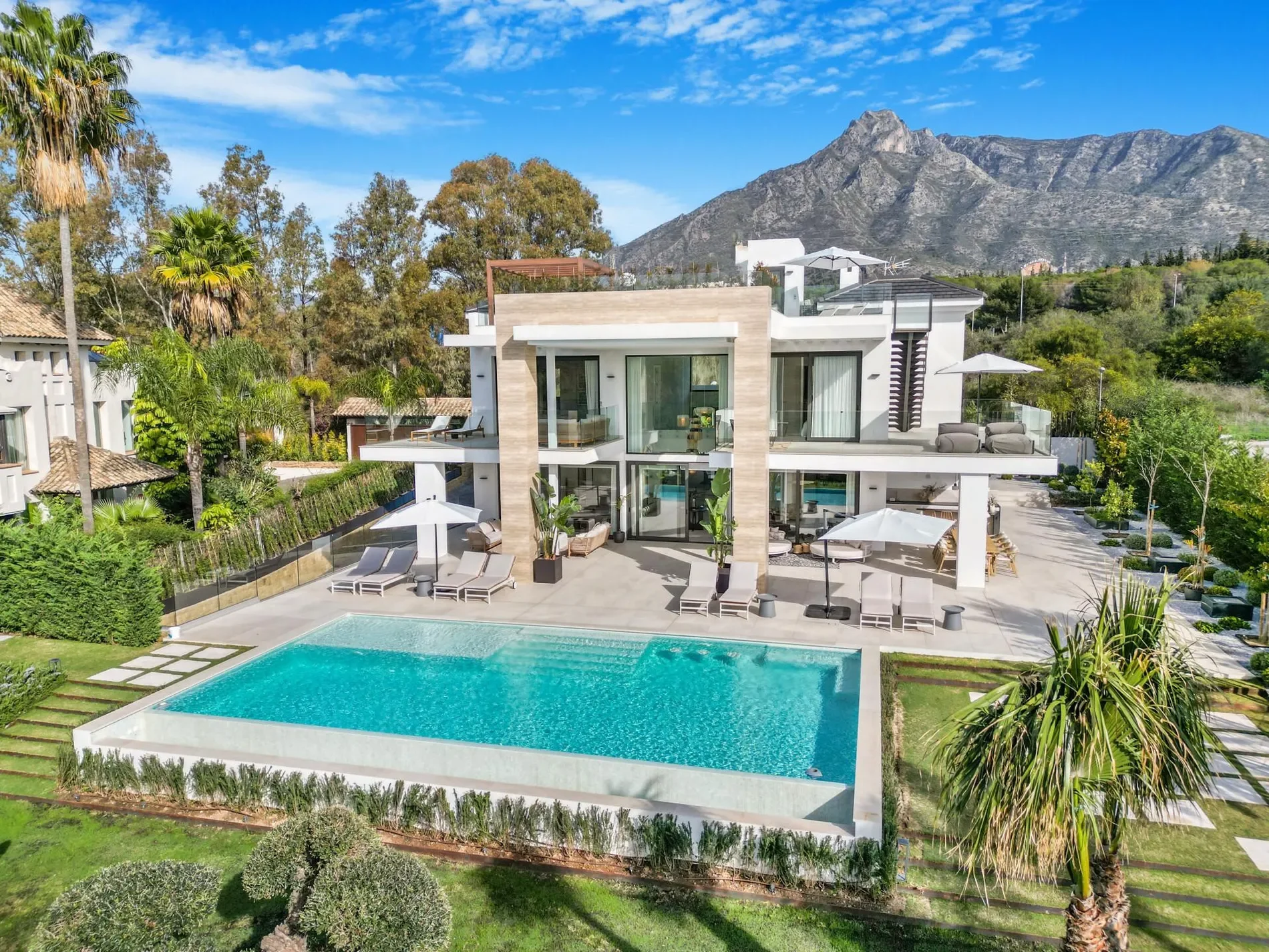 Exterior photo 4