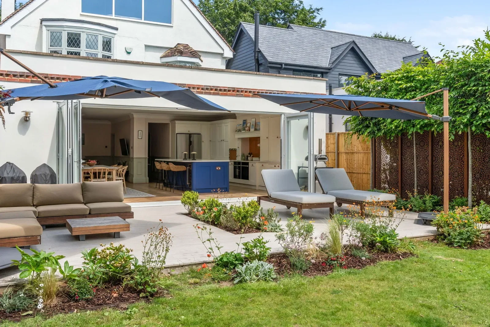 Exterior photo 6
