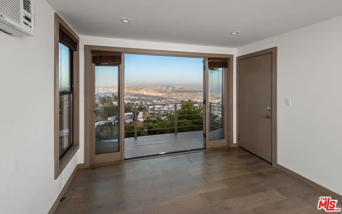 1600 Viewmont Dr, Los Angeles, California, United States. - Photo 19