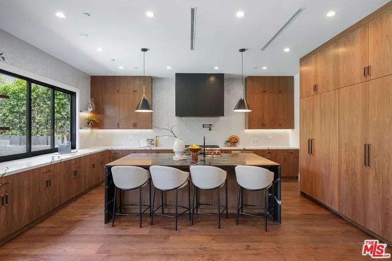 8025 Stewart Avenue, Los Angeles, California, United States. - Photo 13