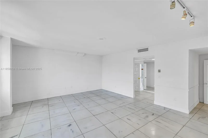 5255 Collins Ave 14D, Miami Beach, Florida, United States. - Photo 10