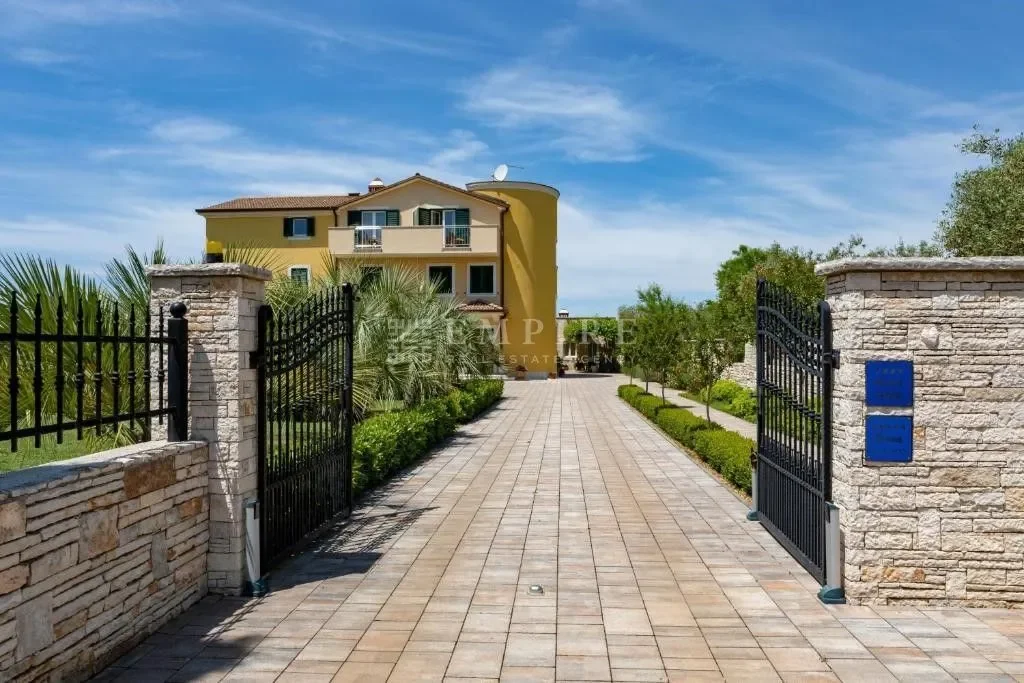 Exterior photo 10