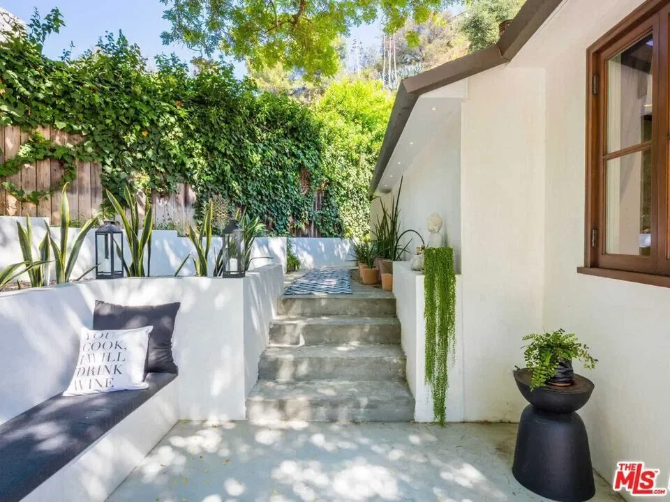 3279 Ledgewood Drive, Los Angeles, California, United States. - Photo 21