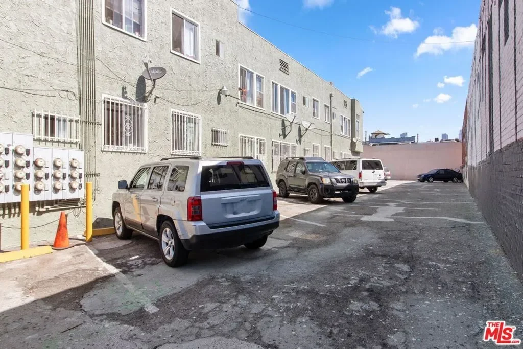225 W Adams Boulevard, Los Angeles, California, United States. - Photo 11