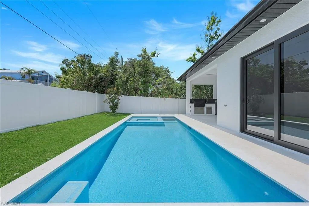 Exterior photo 8