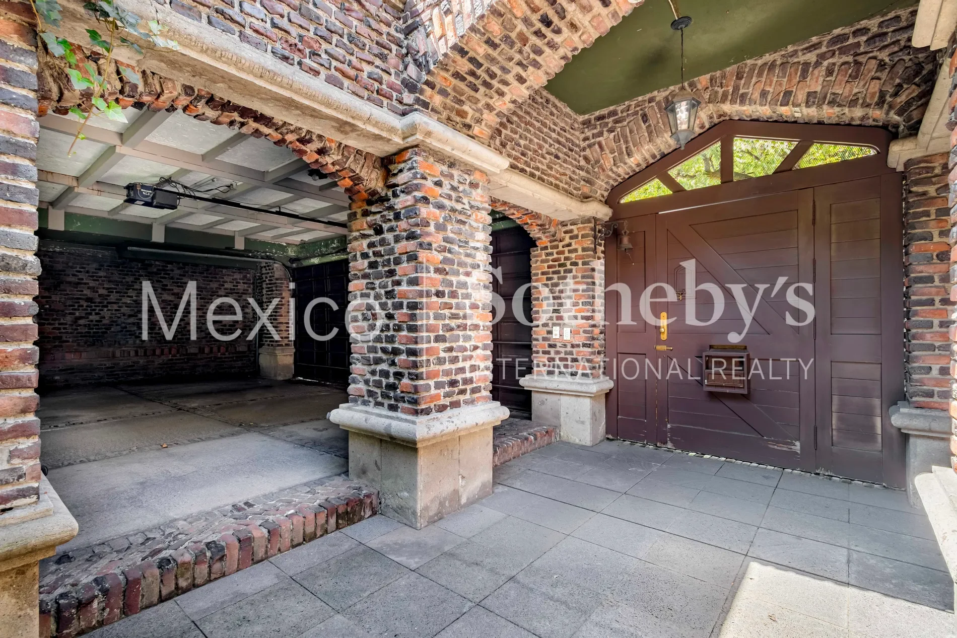 Exterior photo 7
