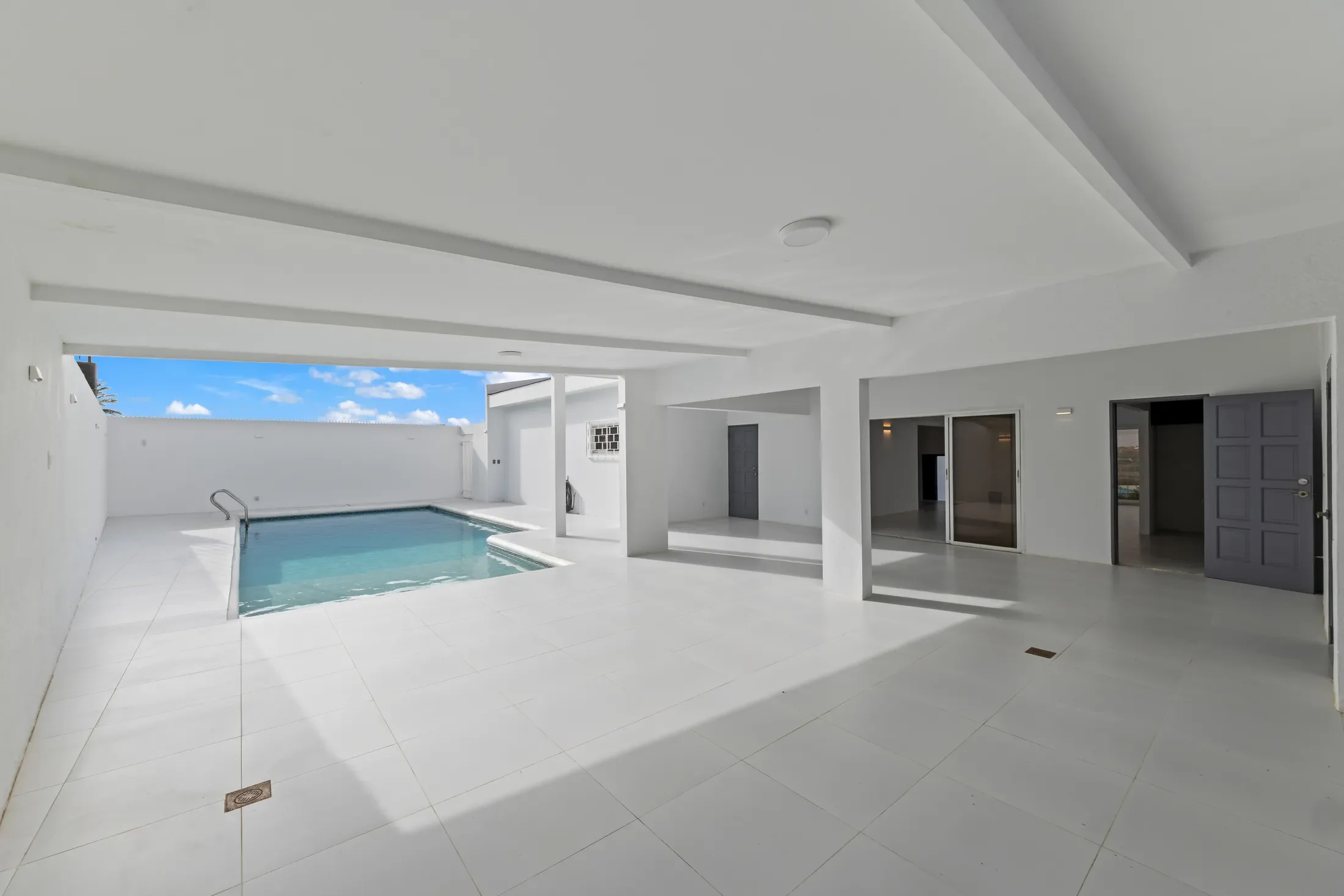 Exterior photo 9