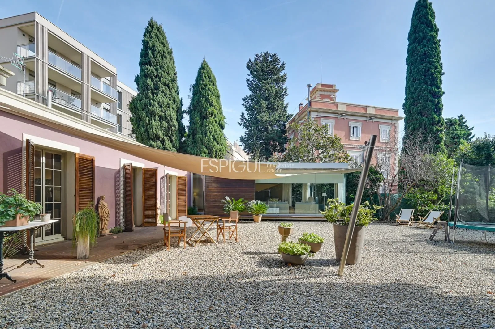 Exterior photo 2
