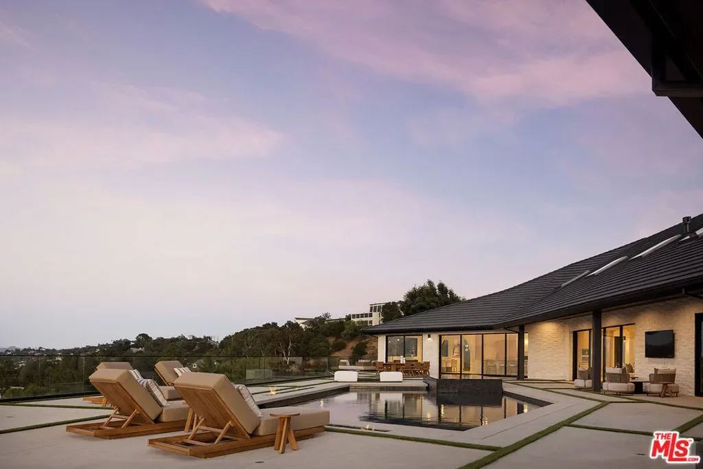 16401 Mulholland Drive, Los Angeles, California, United States. - Photo 18