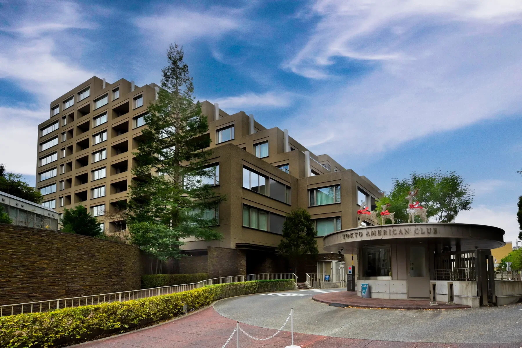 Exterior photo 2