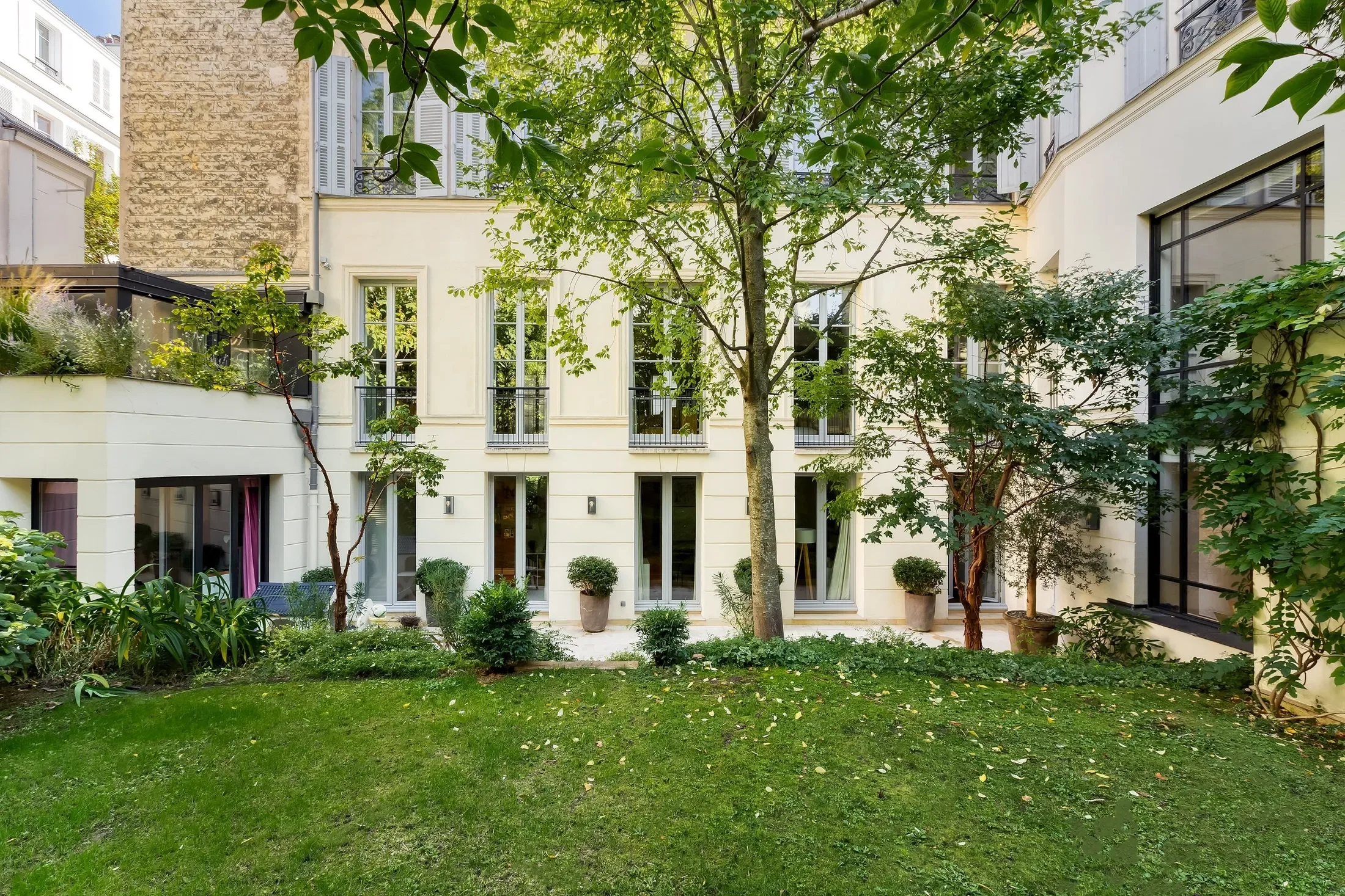 Exterior photo 6