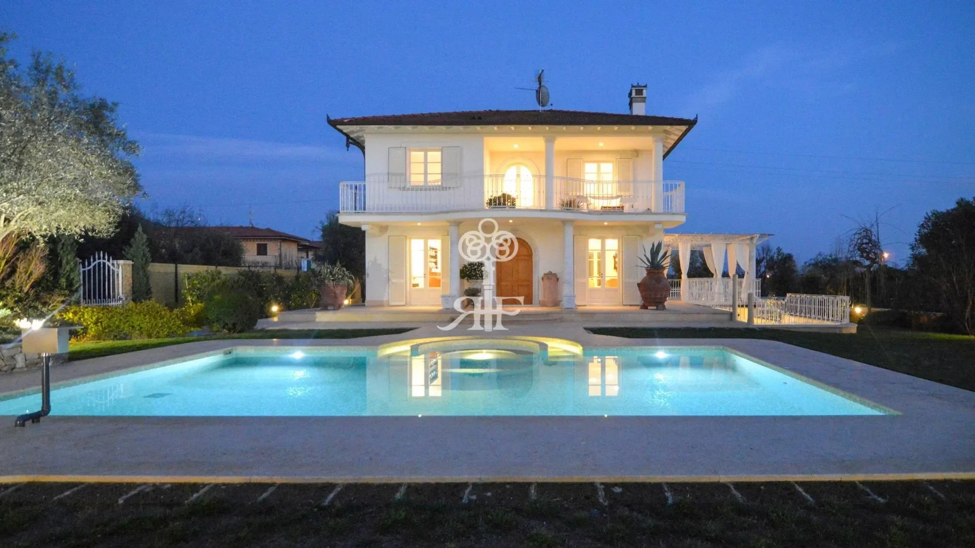 Exterior photo 10