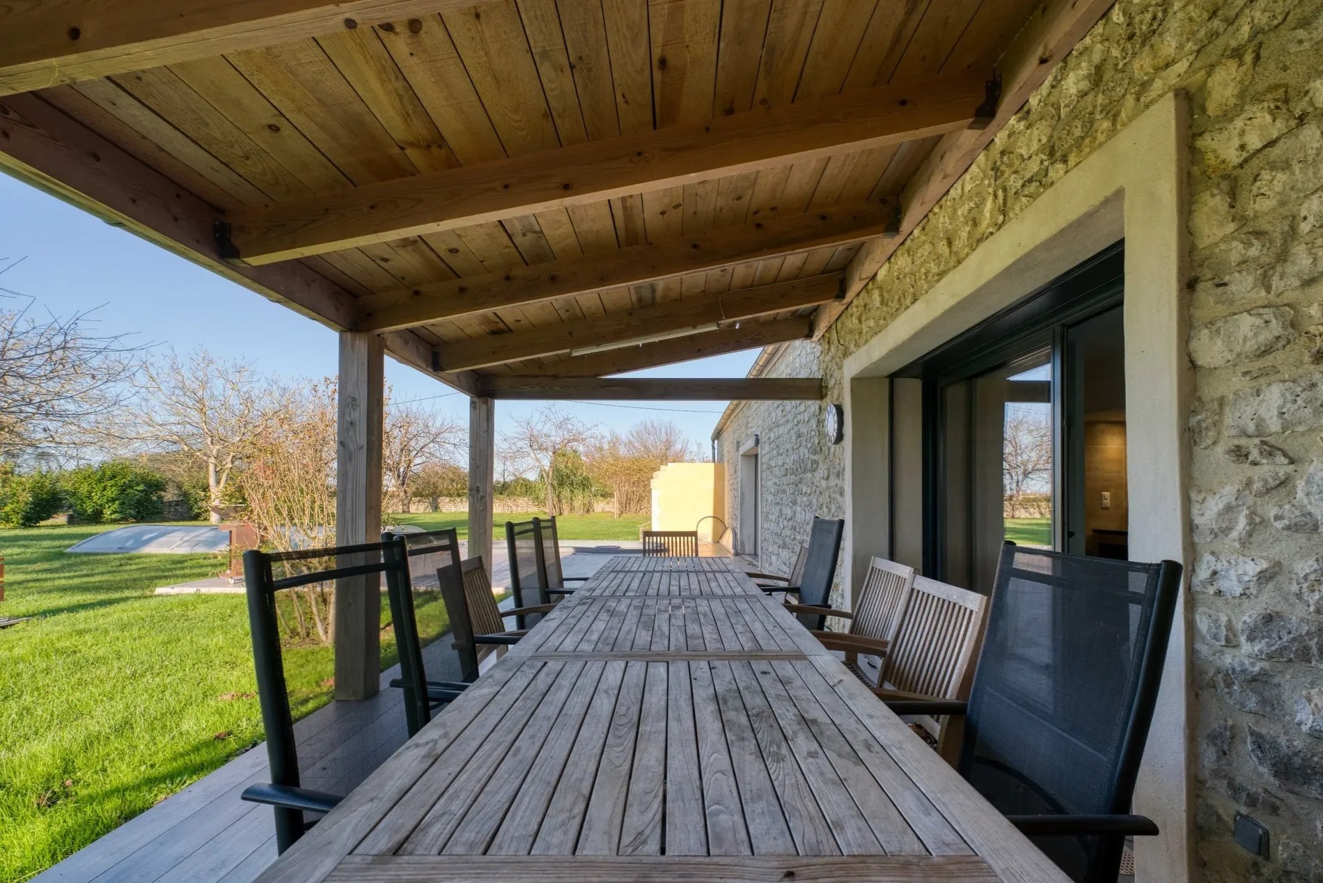 Exterior photo 1