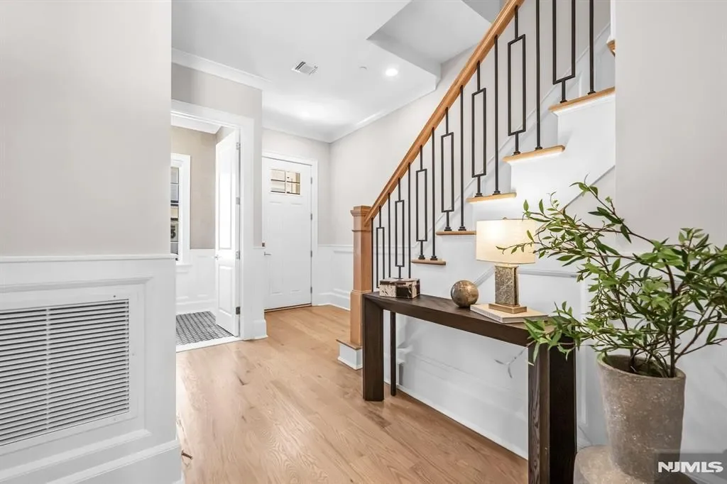16 Gabriel Court #16, Paramus, New Jersey, United States. - Photo 2