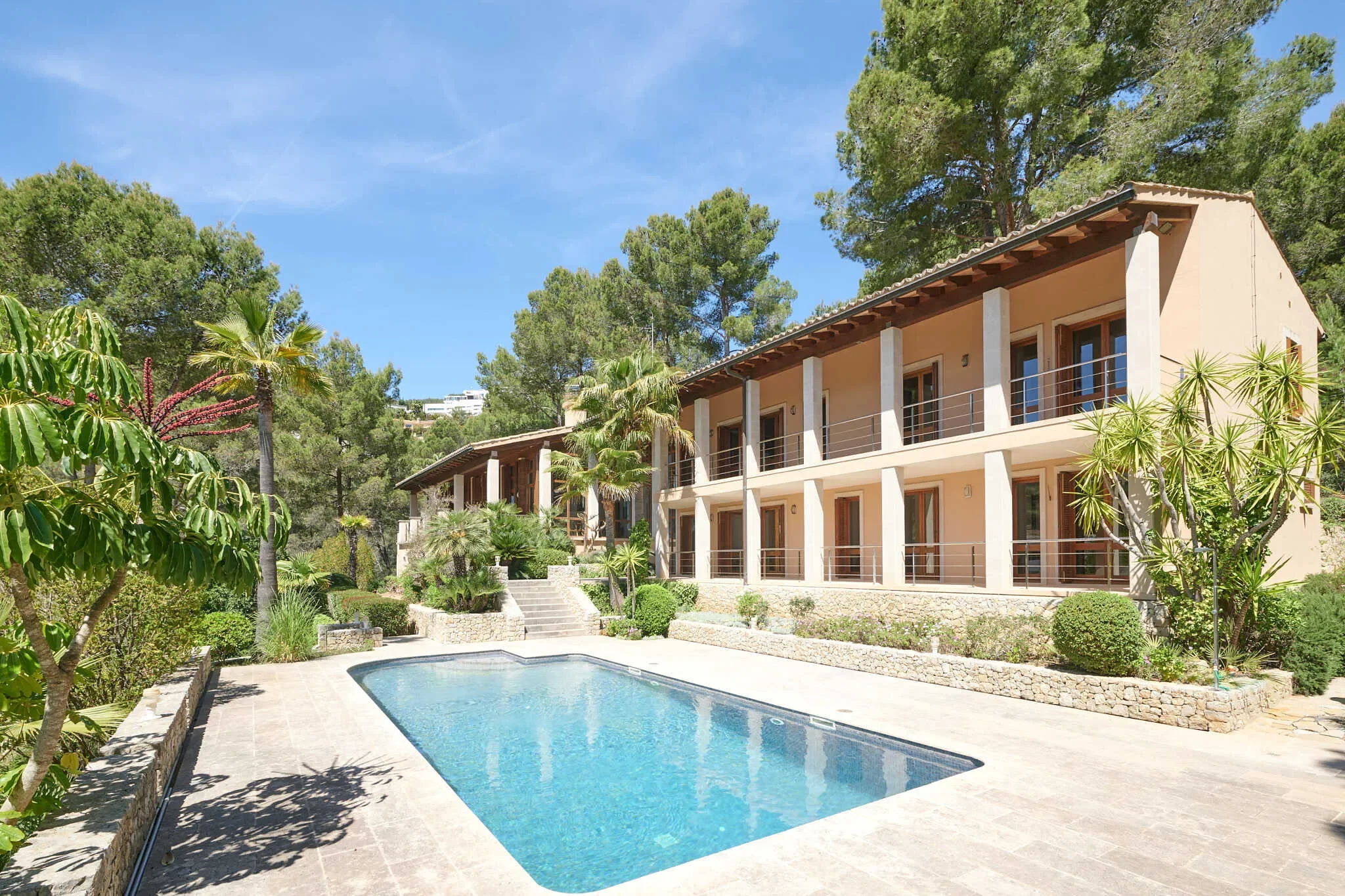 Exterior photo 2
