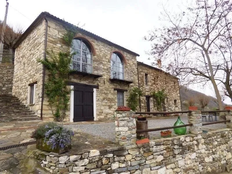 Exterior photo 5