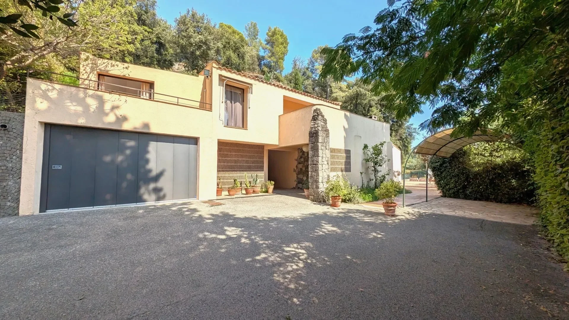 Exterior photo 3