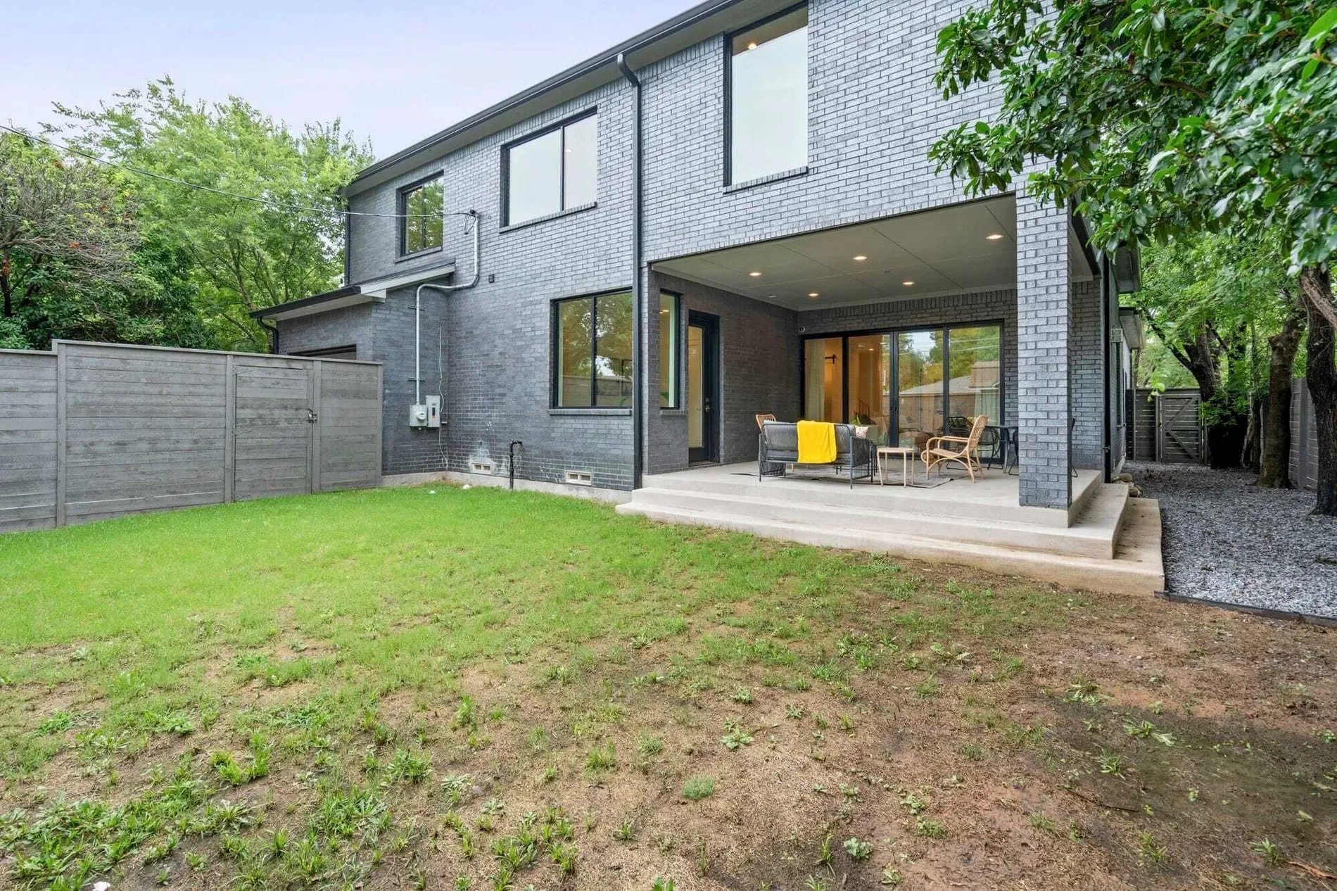 Exterior photo 5