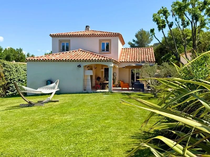 Recent villa with land and potential for division