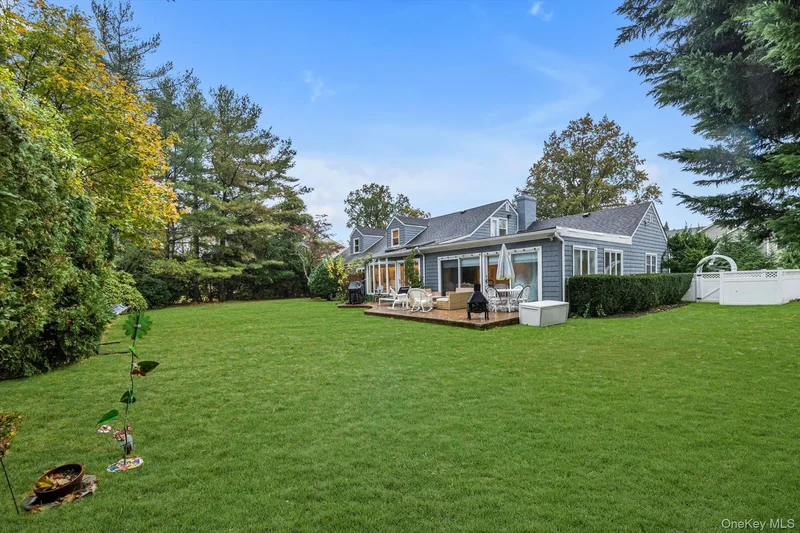 1339 E Boxwood Drive, Hewlett, New York, United States. - Photo 2