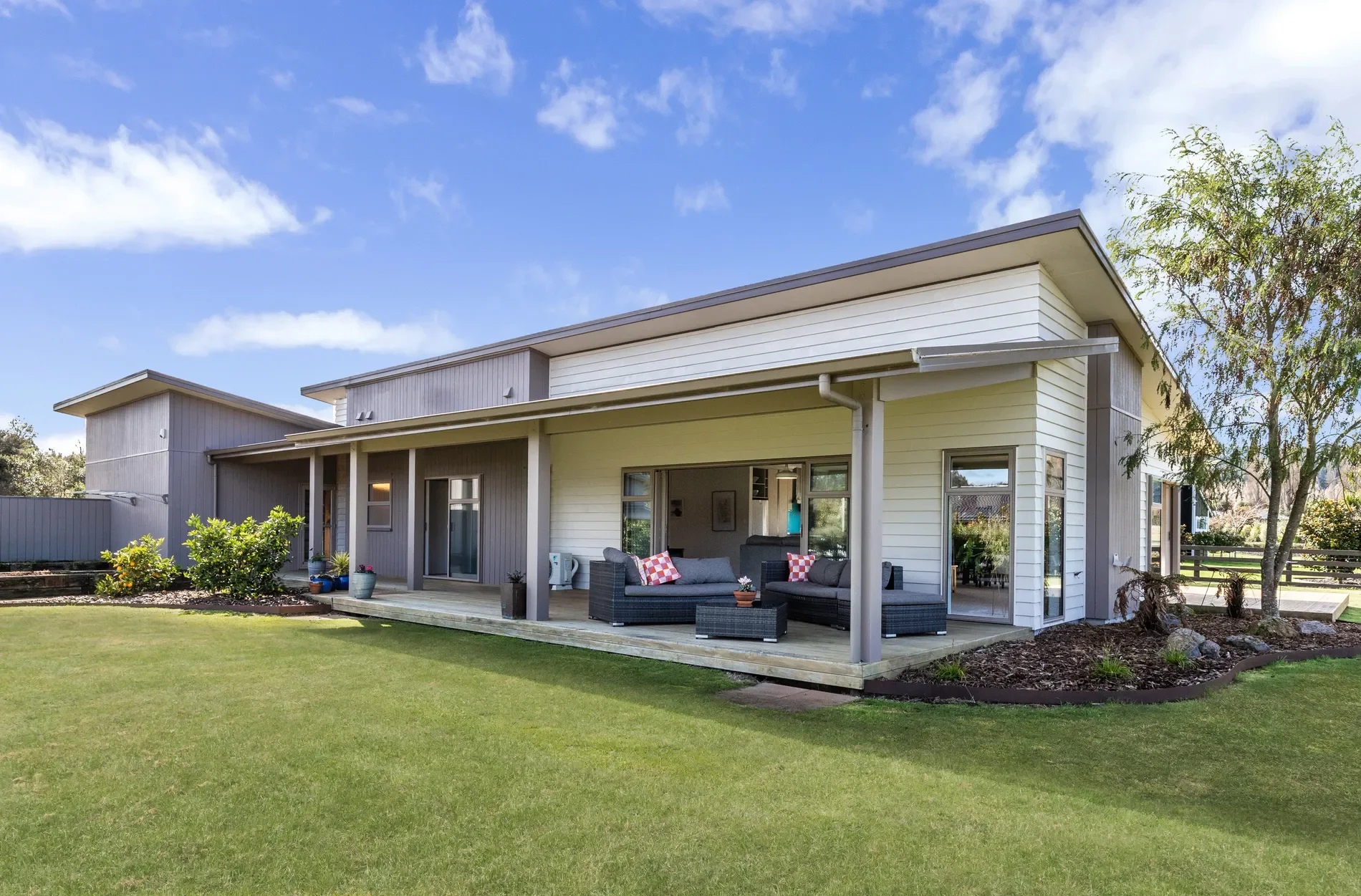 Exterior photo 2