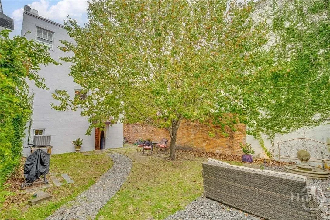 Exterior photo 5