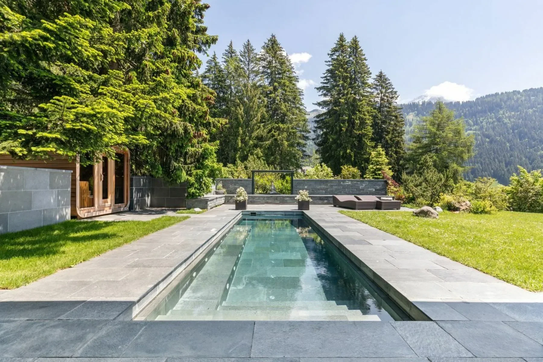 Exterior photo 2