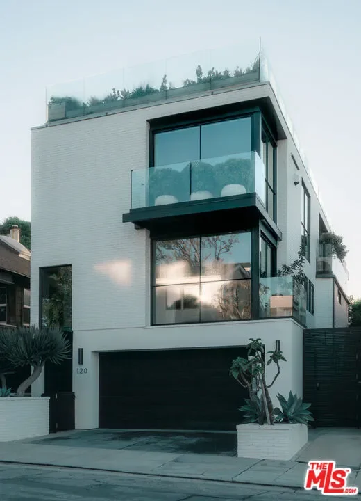 120 N Hart Avenue, Santa Monica, California, United States. - Photo 28