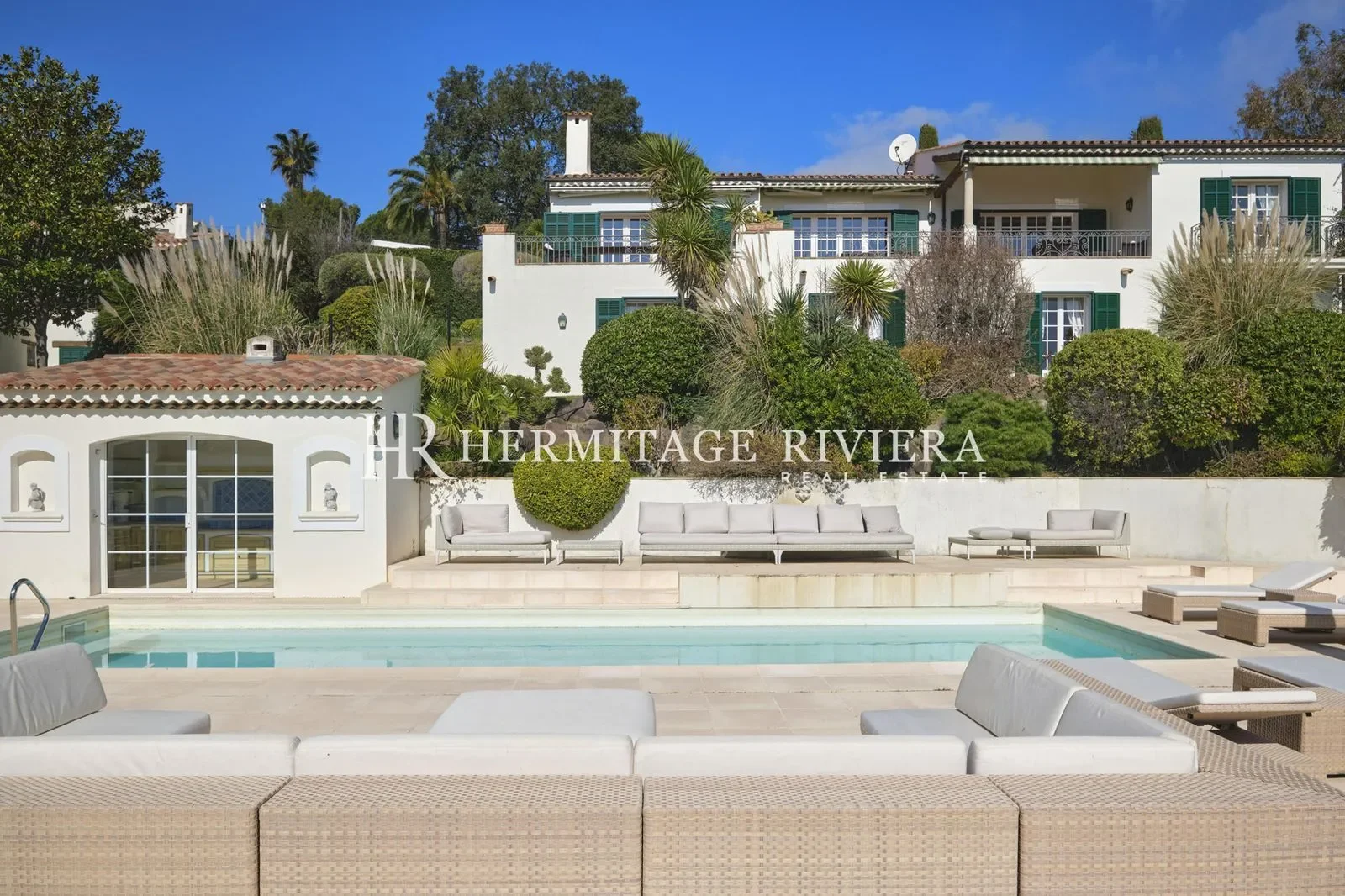 Exterior photo 4