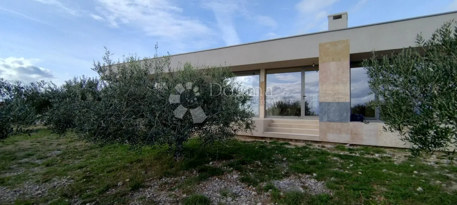 Exterior photo 3