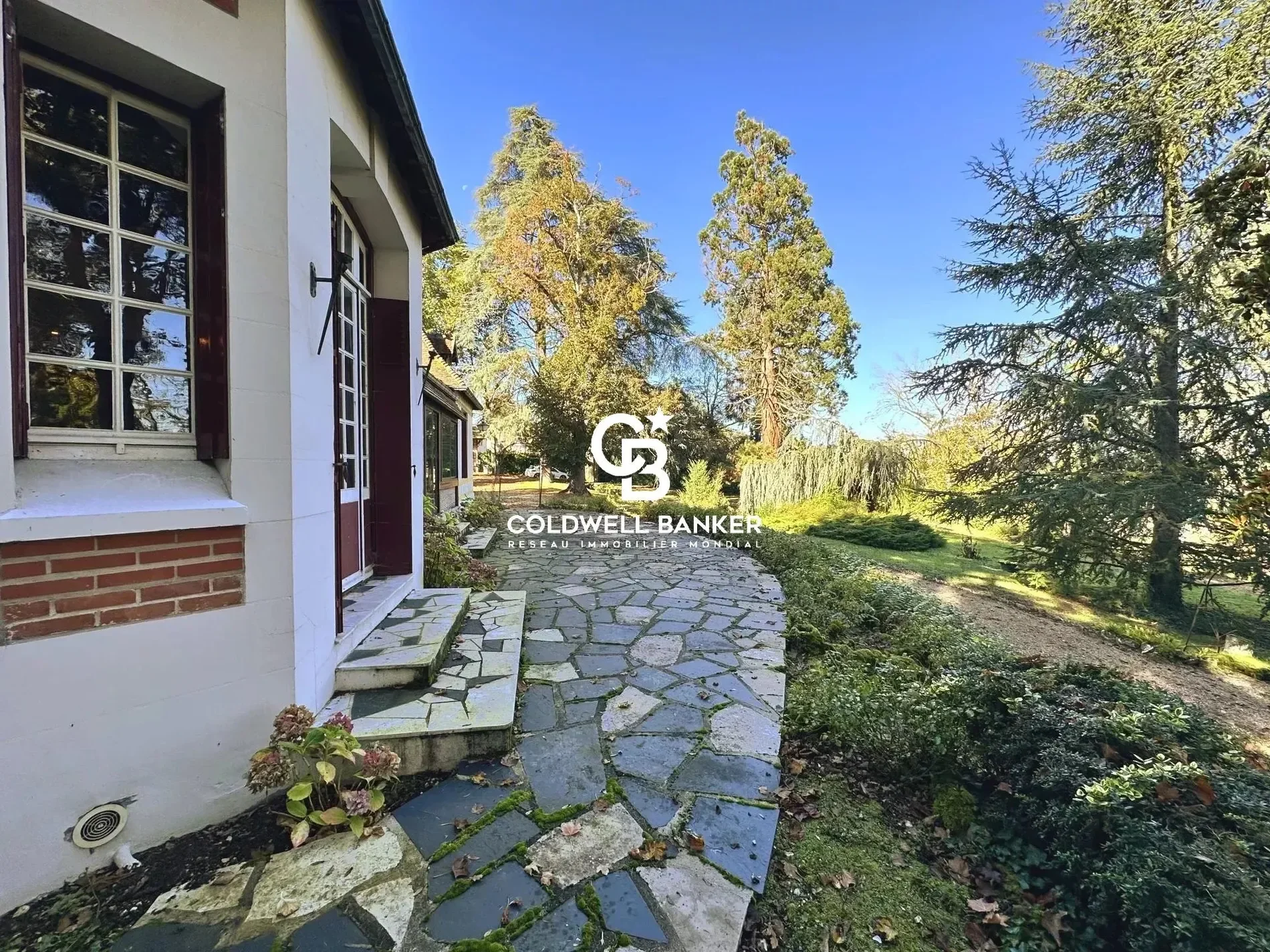 Exterior photo 4