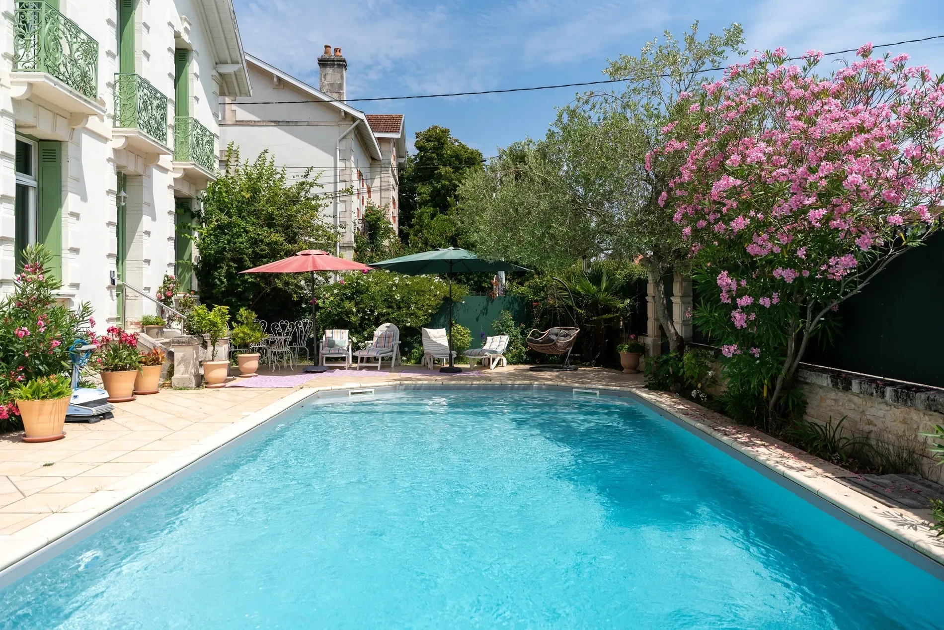 Exterior photo 8