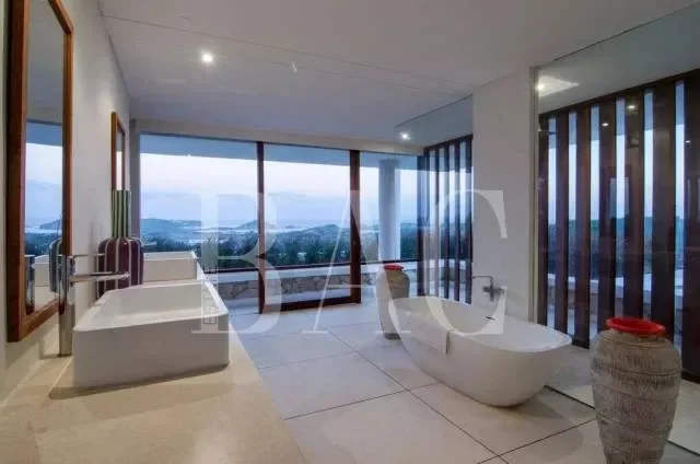 Villa for sale in Lombok, 12 rooms, 4 bedrooms, 650 m², €779,221