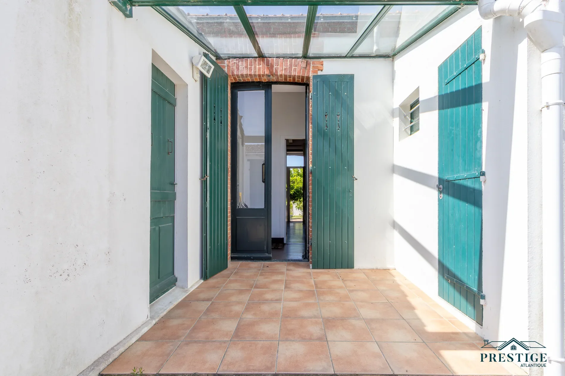 Exterior photo 5