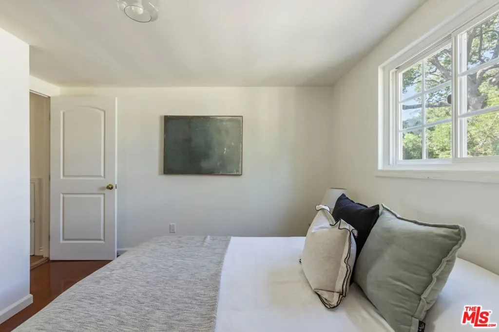 1945 Yosemite Drive, Los Angeles, California, United States. - Photo 5