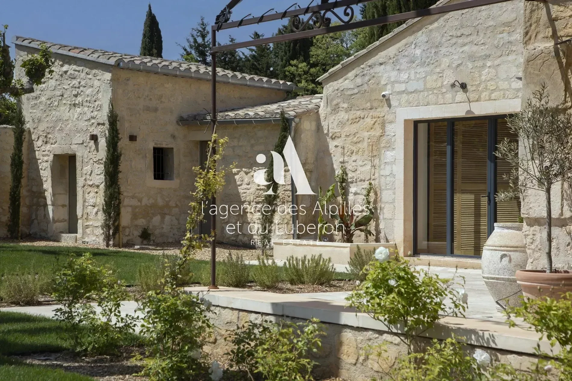 Exterior photo 5