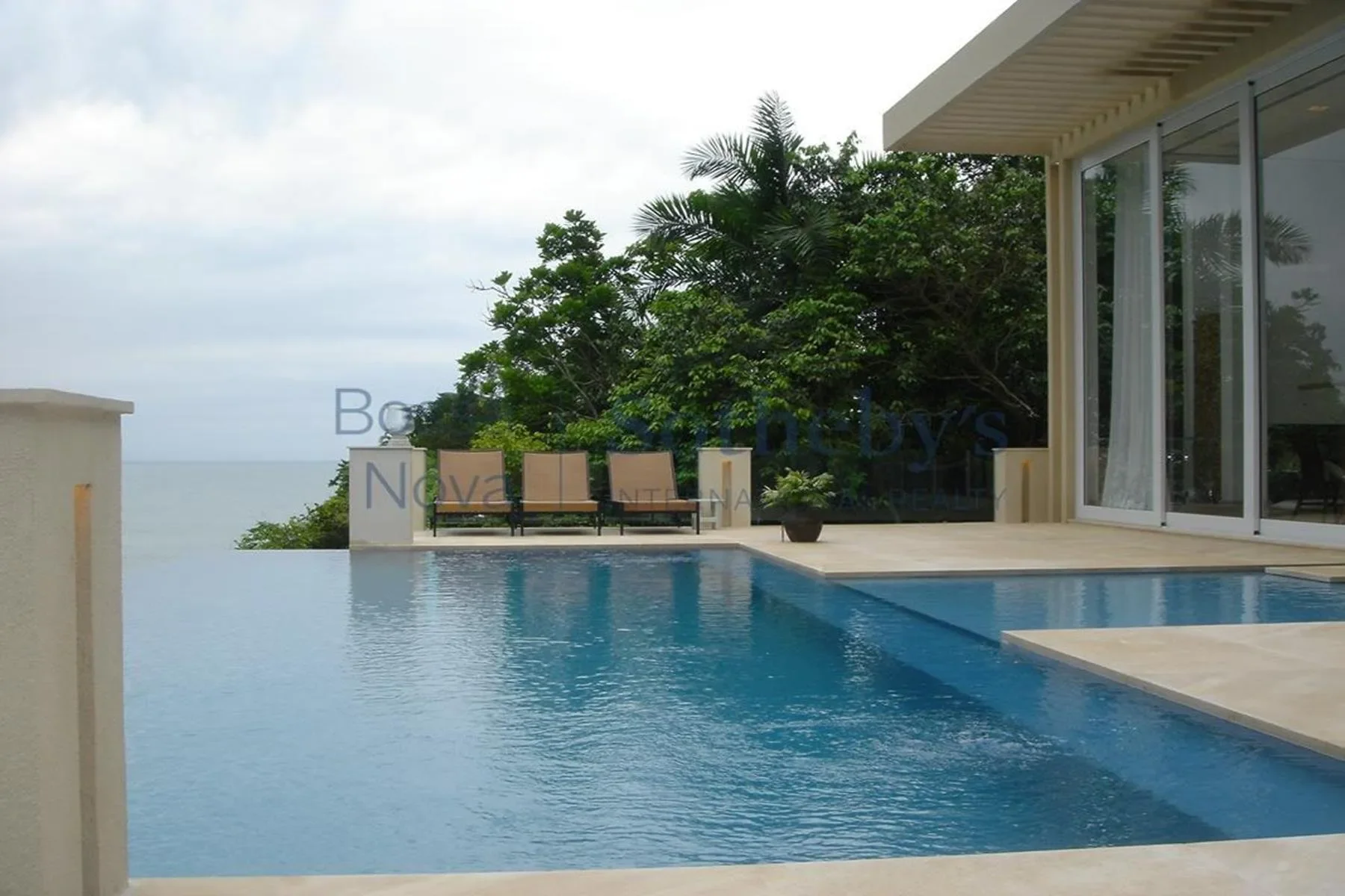 Exterior photo 9