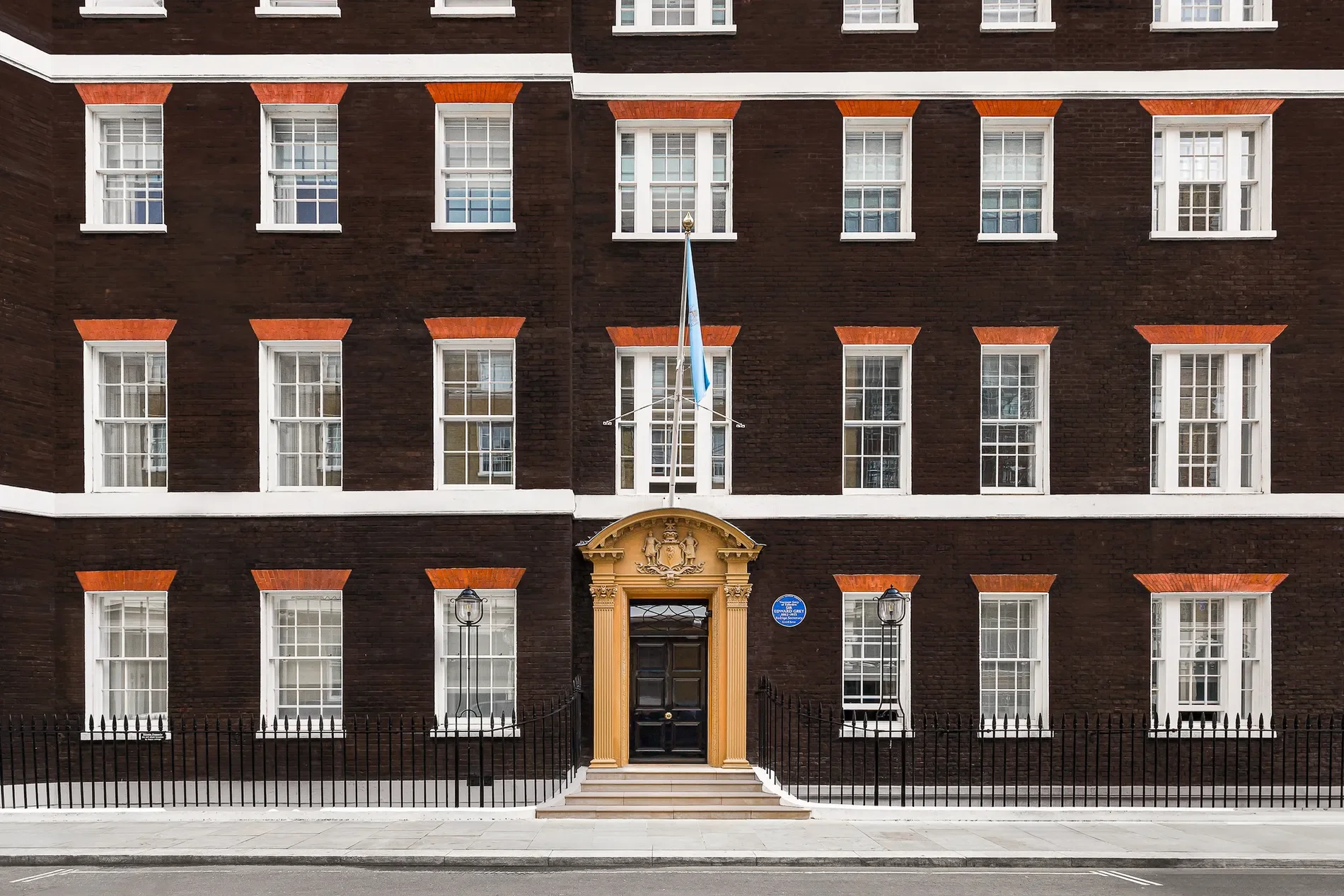 Exterior photo 1