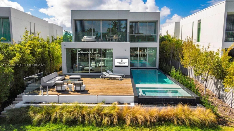 1031 W 48th st, Miami Beach, Florida, United States. - Photo 4