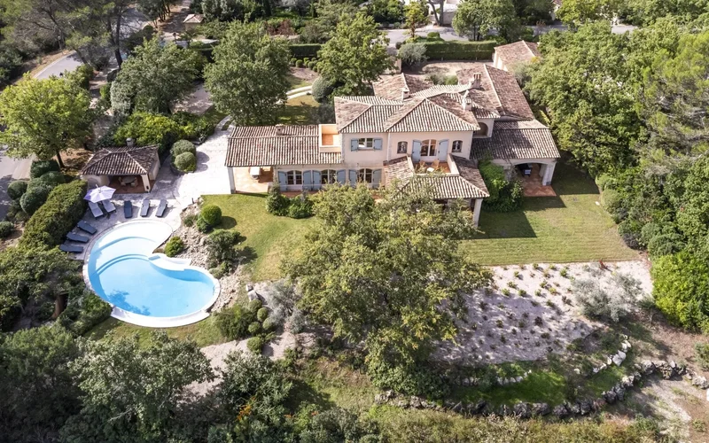 Elegant villa in the sought-after Terre Blanche estate