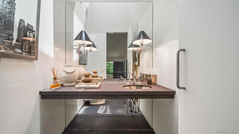 7 Folie Court, Manhasset, New York, United States. - Photo 2